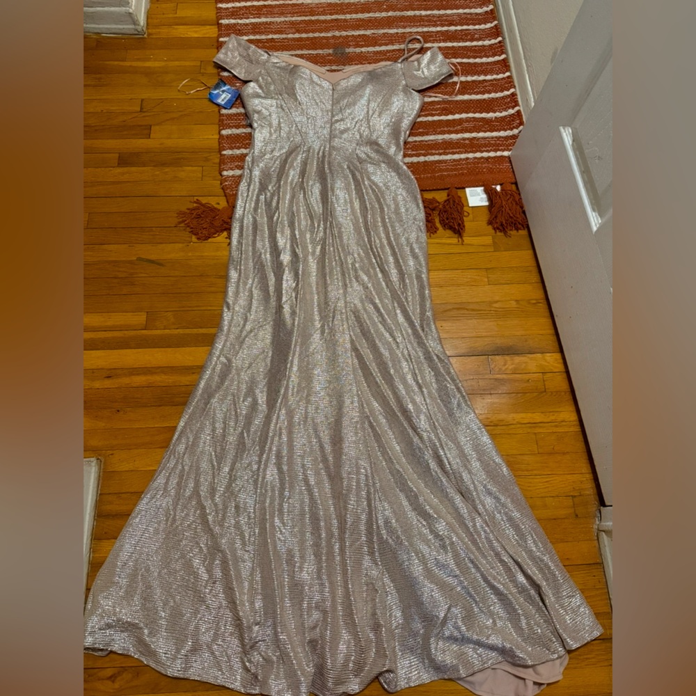Shimmer gown with split at the size of the leg